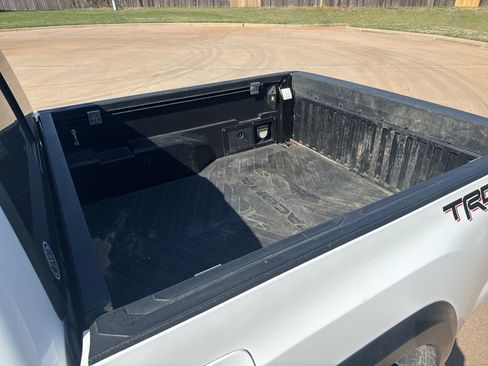 Used 2019 Toyota Tacoma TRD Off-Road AWD/4WD image 8
