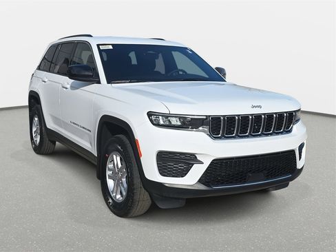 New 2025 Jeep Grand Cherokee Laredo image 3