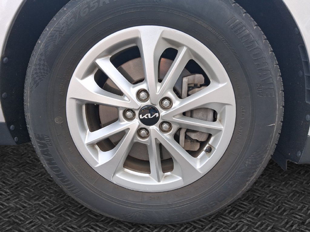 Used 2022 Kia Carnival LX FWD image 11