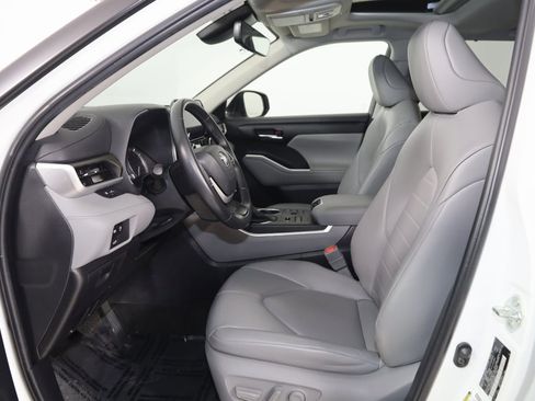 Used 2023 Toyota Highlander XLE image 12