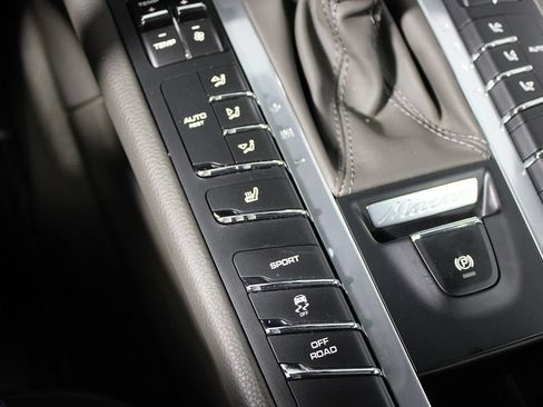 Used 2019 Porsche Macan AWD/4WD image 25