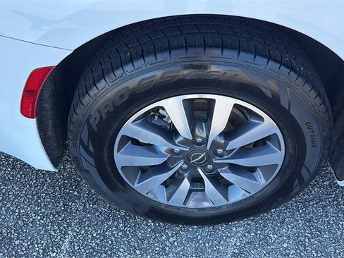 Used 2022 Chrysler Pacifica Touring-L image 10