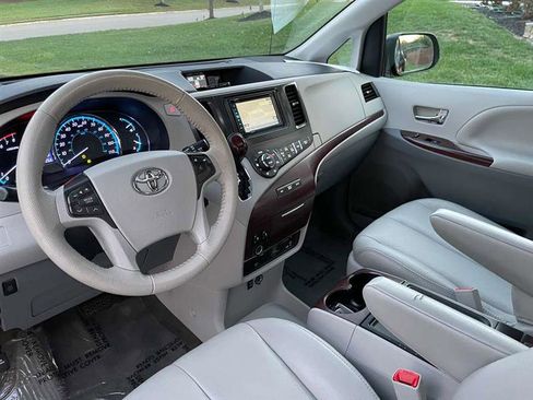 Used 2014 Toyota Sienna AWD image 44
