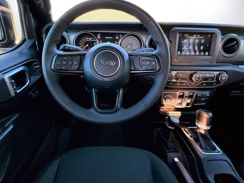 Certified 2023 Jeep Gladiator Willys image 11