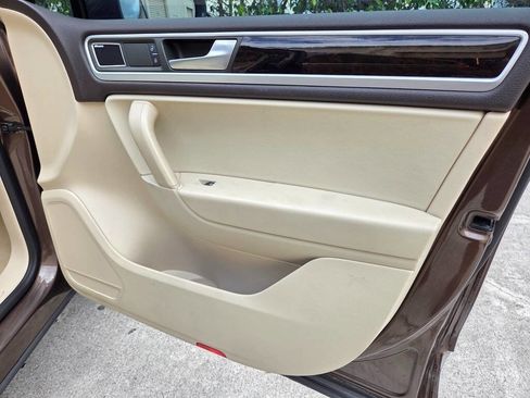 Used 2013 Volkswagen Touareg Executive AWD/4WD image 26