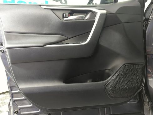 Used 2022 Toyota RAV4 XLE Premium image 8