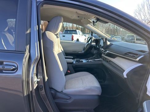 Used 2025 Toyota Sienna LE image 18