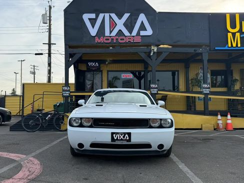Used 2012 Dodge Challenger SXT RWD image 2