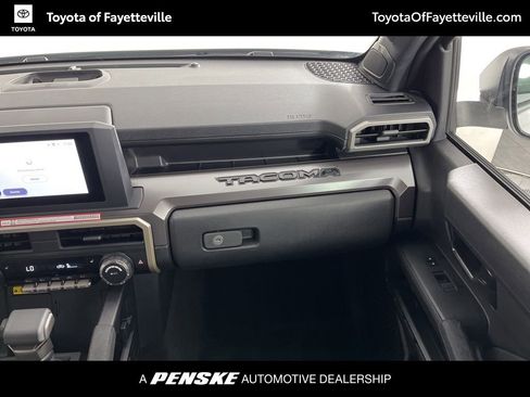 Used 2025 Toyota Tacoma SR5 AWD/4WD image 17