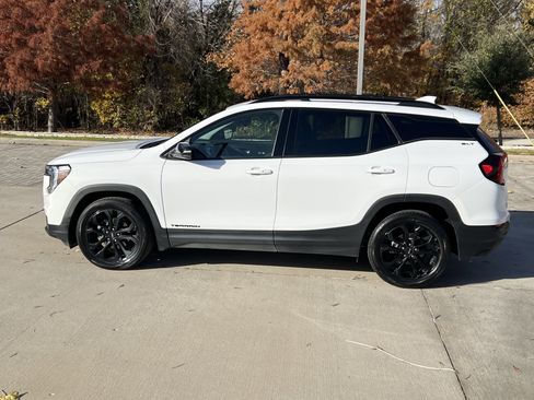 Used 2022 GMC Terrain SLT w/ Elevation Edition image 7