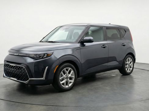 Used 2025 Kia Soul LX w/ LX Technology Package FWD image 3