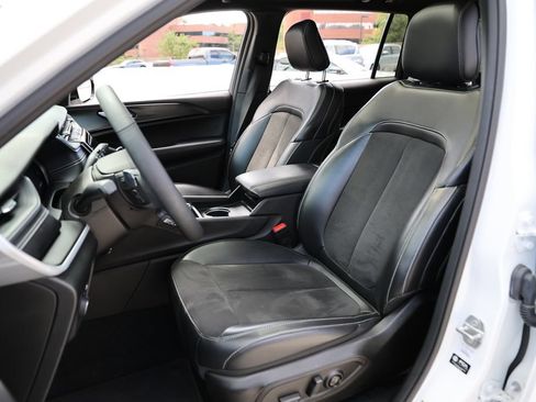 Used 2024 Jeep Grand Cherokee L Altitude AWD/4WD image 18