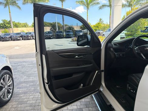 Used 2020 Cadillac Escalade Platinum RWD image 3