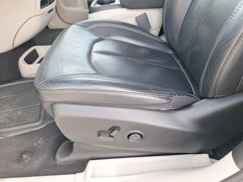 Used 2022 Chrysler Pacifica Touring-L image 6