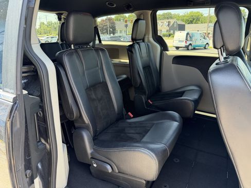Used 2014 Dodge Grand Caravan SXT FWD image 16