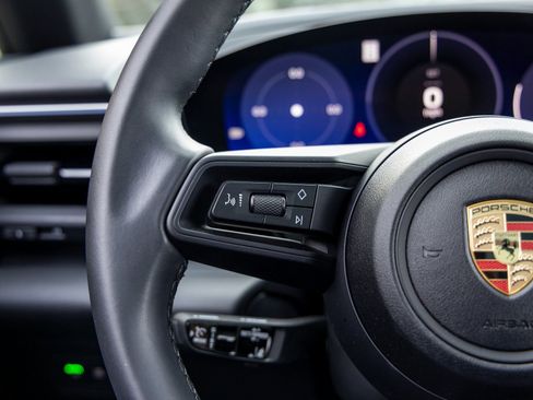 Certified 2025 Porsche Macan Electric image 29