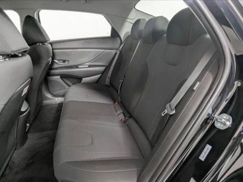 Used 2025 Hyundai Elantra SE FWD image 17