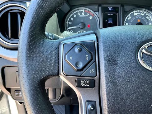 Used 2022 Toyota Tacoma TRD Off-Road AWD/4WD image 22