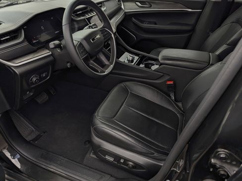 Used 2023 Jeep Grand Cherokee Limited w/ Luxury Tech Group II AWD/4WD image 9