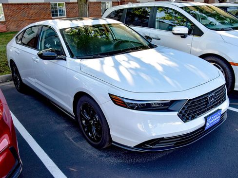 Certified 2025 Honda Accord SE image 4