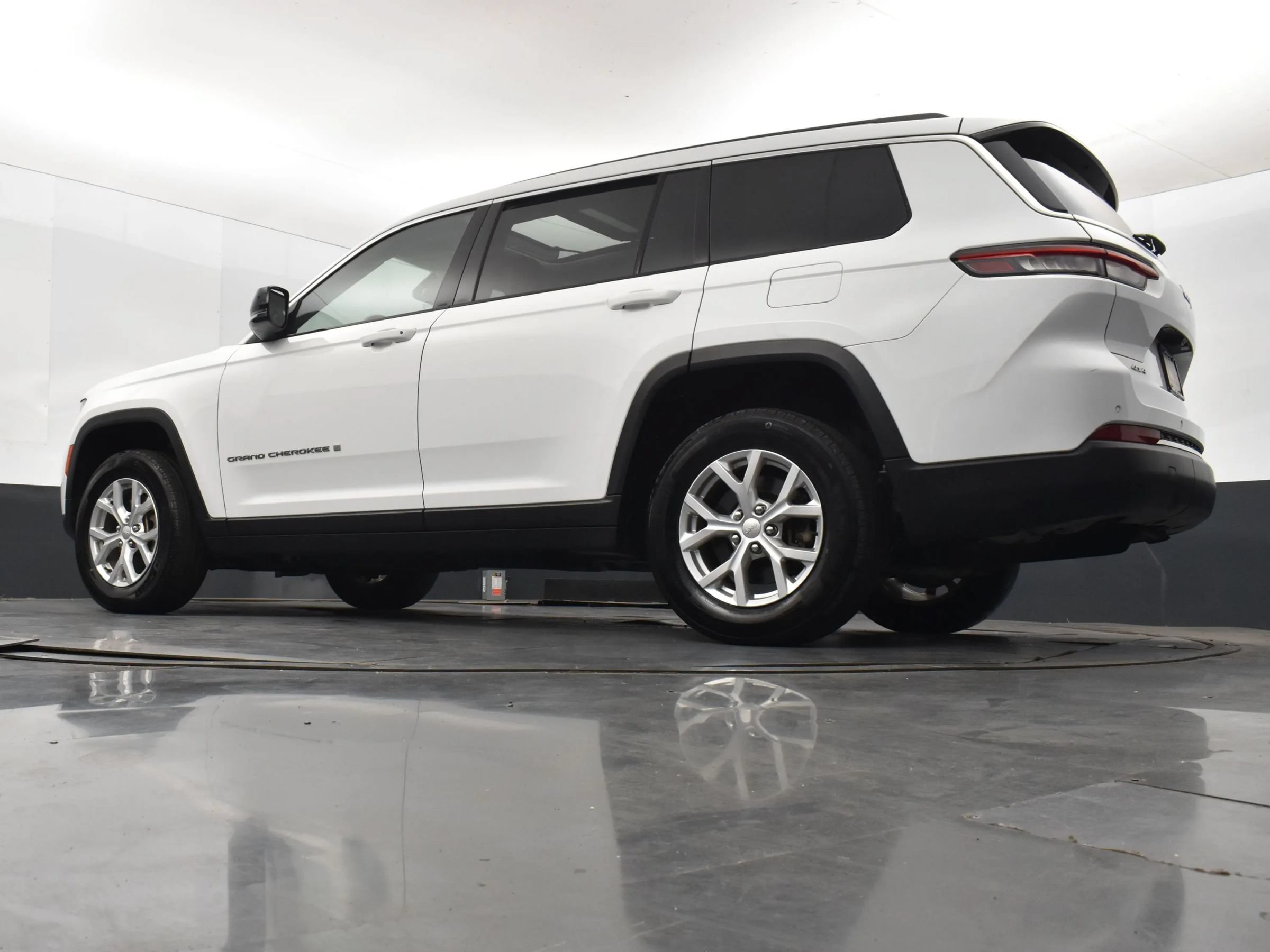 Used 2023 Jeep Grand Cherokee L Limited AWD/4WD image 9