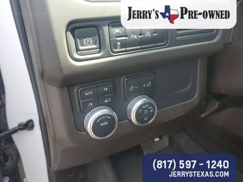 Used 2023 GMC Yukon XL SLT AWD/4WD image 9
