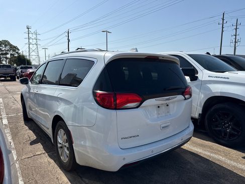 Used 2018 Chrysler Pacifica Touring-L FWD image 5