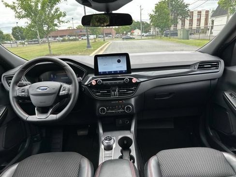Used 2025 Ford Escape ST-Line Select AWD/4WD image 3