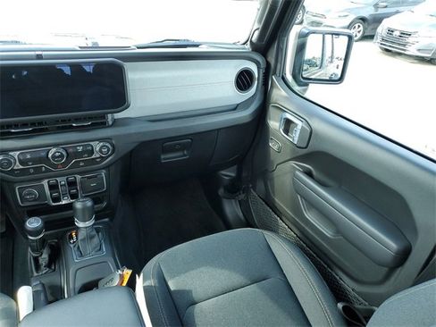 Used 2024 Jeep Gladiator Sport image 17