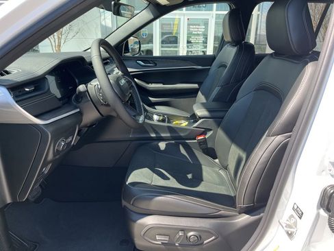 New 2026 Jeep Grand Cherokee Altitude image 3