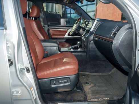 Used 2016 Toyota Land Cruiser image 14