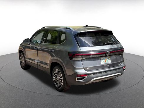 Used 2025 Volkswagen Taos SE image 11
