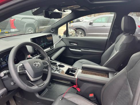 Used 2025 Toyota Sienna Platinum image 8