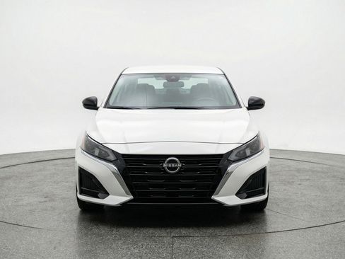 Used 2025 Nissan Altima 2.5 SV FWD image 2