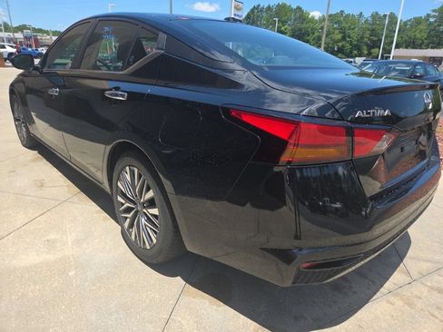 Used 2024 Nissan Altima 2.5 SV FWD image 4
