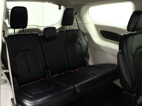 Used 2024 Chrysler Pacifica Touring-L image 17