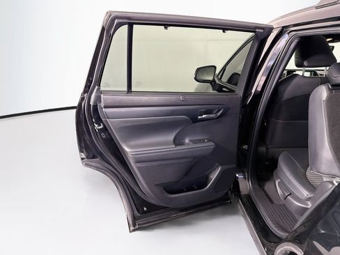 Used 2022 Toyota Highlander XSE FWD image 28