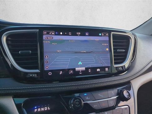 Used 2023 Chrysler Pacifica Limited image 8