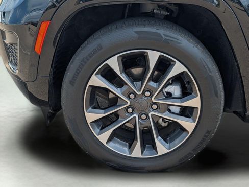 Used 2023 Jeep Grand Cherokee Overland w/ Luxury Tech Group IV AWD/4WD image 33