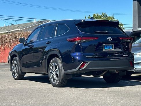 Used 2022 Toyota Highlander XLE AWD/4WD image 3