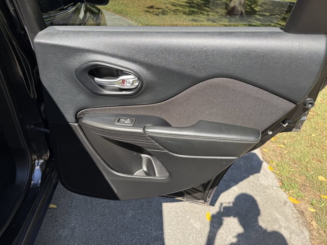 Used 2015 Jeep Cherokee Latitude w/ Cold Weather Group AWD/4WD image 36