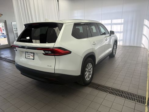 Used 2024 Toyota Grand Highlander AWD image 3