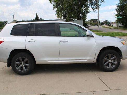 Used 2009 Toyota Highlander 2WD w/ Cold Weather Pkg image 2