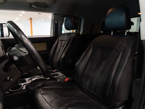 Used 2014 Toyota FJ Cruiser 4WD w/ Upgrade Package image 7