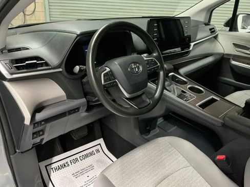 Used 2021 Toyota Sienna LE image 9