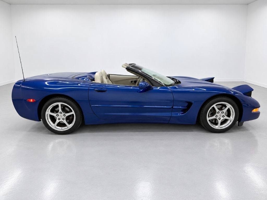 Used 2004 Chevrolet Corvette Convertible w/ Preferred Equipment Group RWD image 2