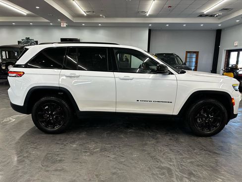 Used 2024 Jeep Grand Cherokee Altitude image 4
