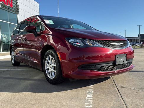 Used 2021 Chrysler Voyager LX w/ Cold Weather Group FWD image 6