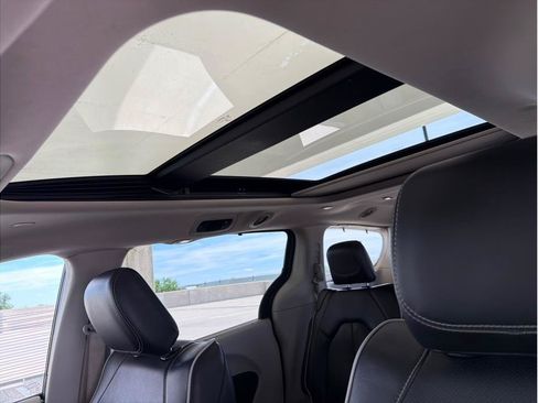 Used 2023 Chrysler Pacifica Limited FWD image 28
