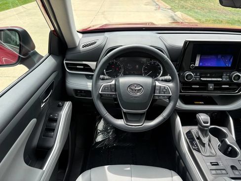 Used 2024 Toyota Highlander XLE AWD/4WD image 46